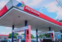 antrean kendaraan saat harga BBM naik Juni 2025 di SPBU Jakarta