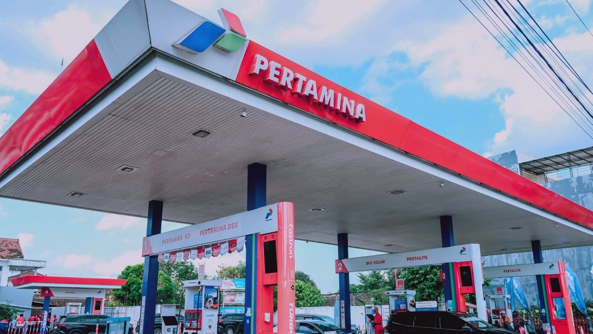 antrean kendaraan saat harga BBM naik Juni 2025 di SPBU Jakarta